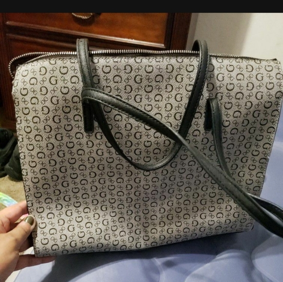Large Guess Purse - Picture 4 of 6